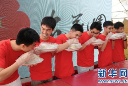 中华习俗传狮城 潮汕少年“出花园”
